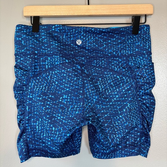 Lululemon sz 8 Luxtreme Speed Track Bike Shorts Samba Snake Blue Ruched Running - Picture 5 of 6